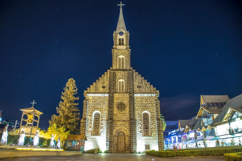 Com sua arquitetura imponente, a Catedral de São Pedro é um marco histórico de Gramado, sendo uma parada obrigatória para quem visita à cidade.
