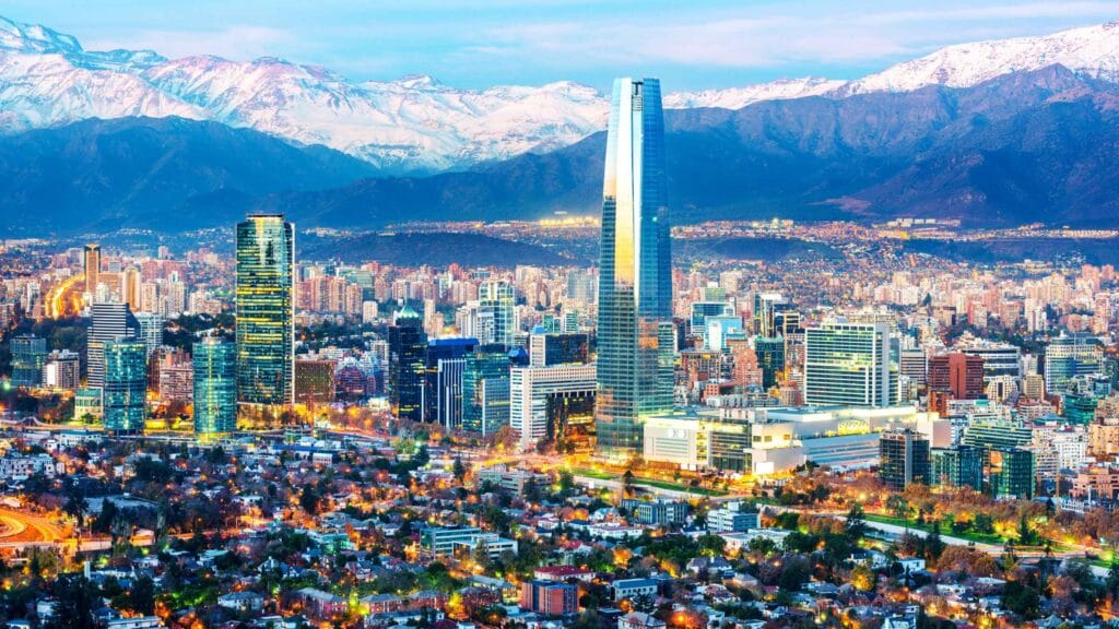 Vista panorâmica de Santiago com prédios modernos e a Cordilheira dos Andes ao fundo"
• 💬 Legenda: "Santiago surpreende os brasileiros com sua mistura de modernidade, cultura e paisagens deslumbrantes da Cordilheira dos Andes.
