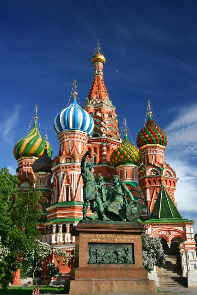 Vista da colorida Catedral de São Basílio na Praça Vermelha, em Moscou, Rússia.
