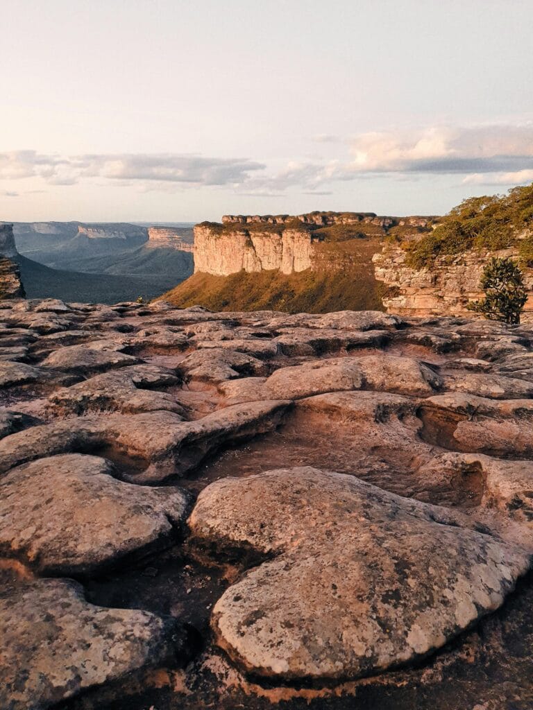 Vista do Morro do Pai Inácio, na Chapada Diamantina, com a imensidão da chapada ao fundo. Um dos destinos tendência mais bonitos do Brasil!