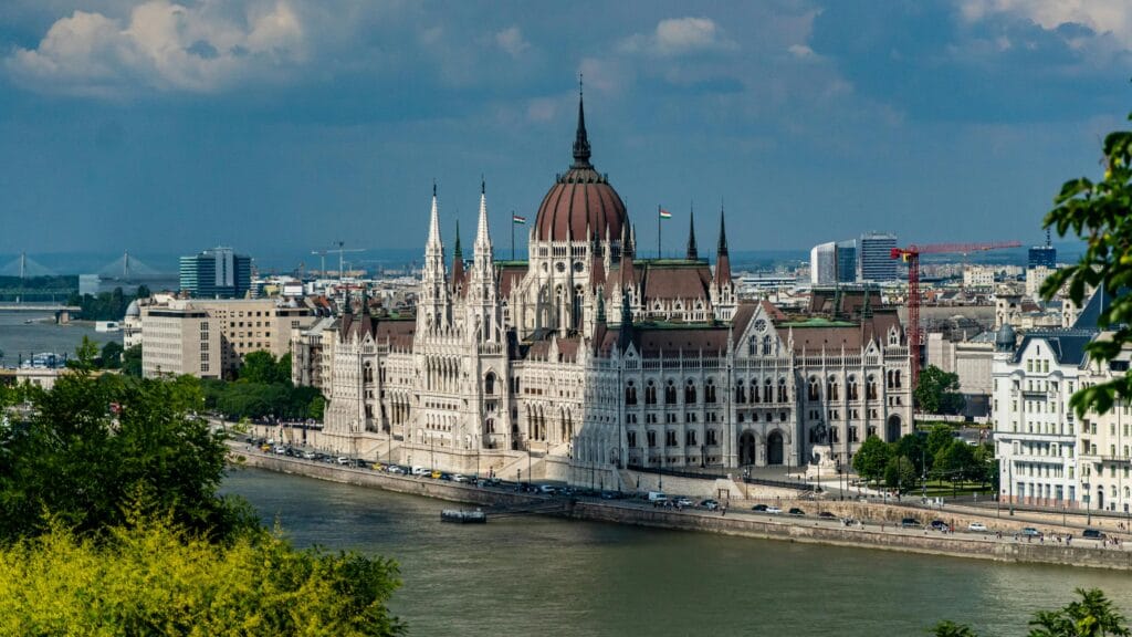 Descubra como criar um roteiro de viagem personalizado para a Europa com pouco dinheiro. Dicas para economizar nas passagens aéreas, transporte, hospedagem e alimentação, aproveitando ao máximo sua viagem sem estourar o orçamento. Budapeste, Hungria.