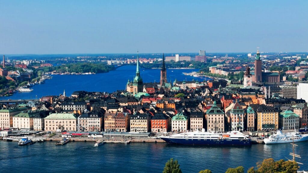 Vista aérea do centro histórico de Estocolmo, Suécia, com seus canais e construções coloridas em Gamla Stan.