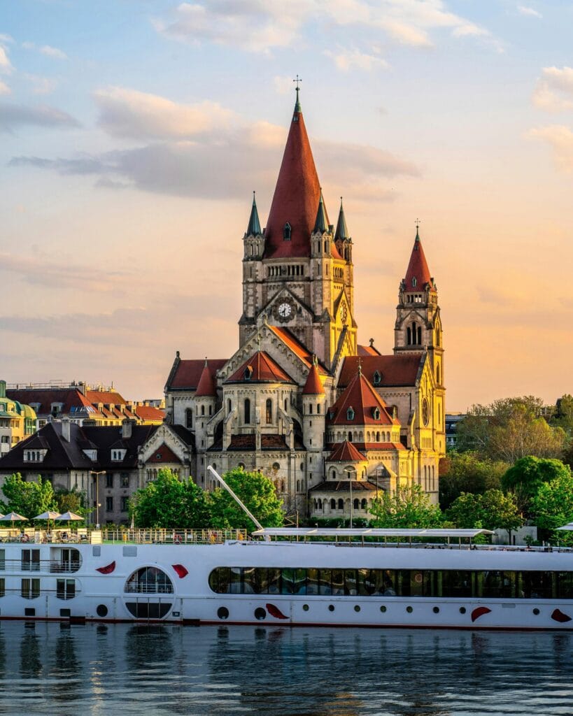Vista da Igreja de São Francisco de Assis em Viena, Áustria, com o Rio Danúbio em primeiro plano.
