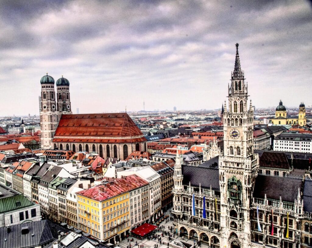 Vista aérea da Marienplatz com a Frauenkirche e o prédio da prefeitura em Munique, Alemanha.