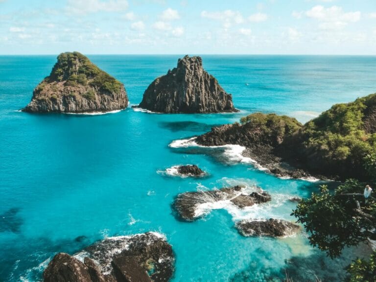 Vista do Morro Dois Irmãos em Fernando de Noronha, com o Oceano Atlântico ao fundo. Um dos destinos tendência mais bonitos do Brasil!