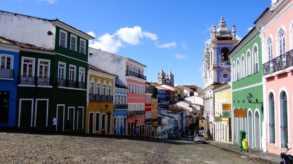 Fachadas coloridas e igreja histórica no Pelourinho, principal ponto turístico de Salvador. Roteiro de 5 dias em Salvador.
