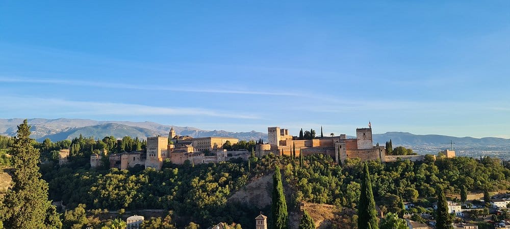 Panorama da Alhambra visto do Mirante de San Nicolás em Granada, com a Sierra Nevada ao fundo