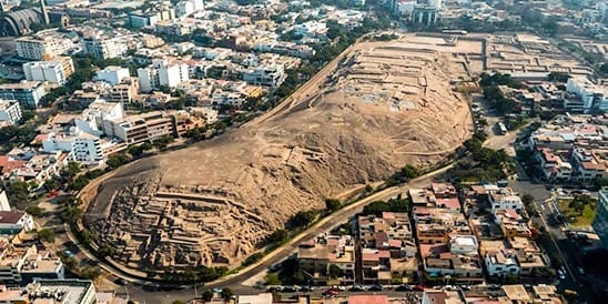 Imagem aérea da Huaca Pucllana, sítio arqueológico pré-inca em meio à cidade de Lima