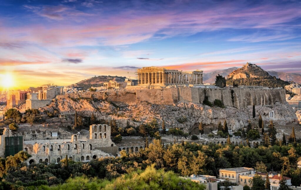 Vista da Acrópole de Atenas com o Parthenon iluminado ao por do sol.