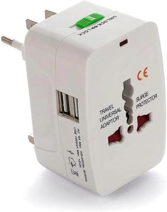 Adaptador universal branco com entradas USB e proteção contra surtos, ideal para viagens internacionais
