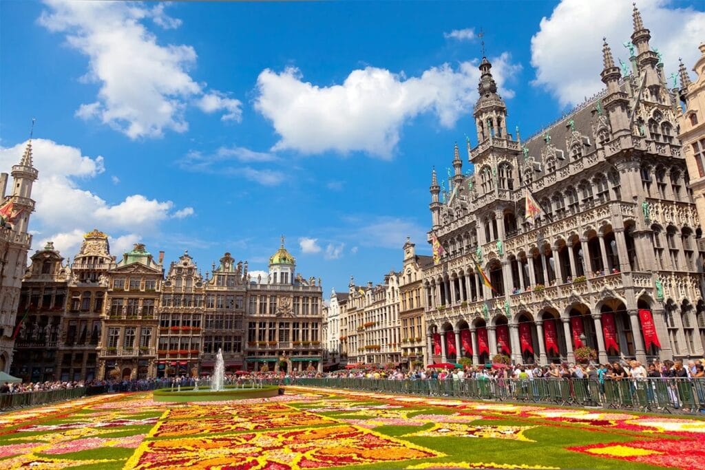 Grand Place de Bruxelas decorada com tapete de flores coloridas durante o verão.