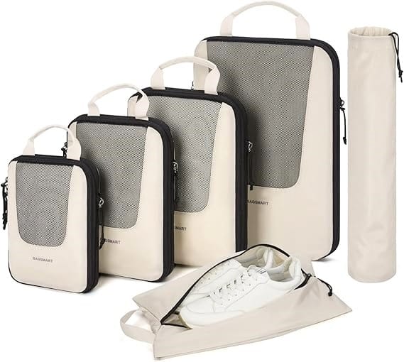 Kit de organizadores de mala em tecido bege com bolsas para roupas, sapatos e acessórios. Presentes ideais para Mães Viajantes.