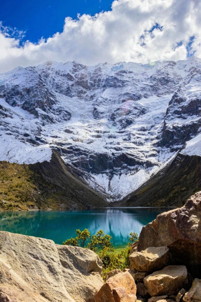 Laguna Humantay no Peru, com águas turquesa e montanhas nevadas ao fundo