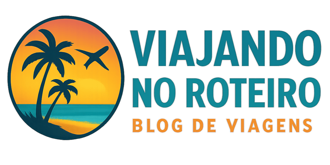 Logo do blog Viajando no Roteiro com ícone circular de praia ao lado esquerdo e texto estilizado em azul e laranja com relevo