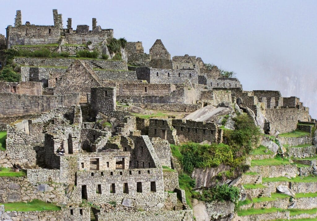 Ruínas de Machu Picchu mostrando construções incas em pedra e terraços agrícolas