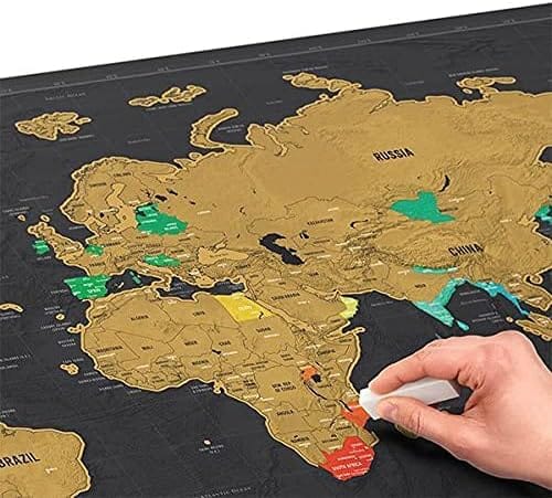 Pessoa raspando mapa mundi colorido com destaque para os países já visitados, ideal para registrar viagens