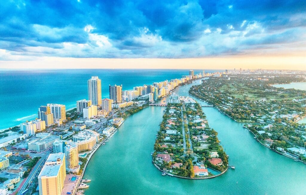 Vista aérea de Miami com prédios modernos à beira-mar e canais.Top 15 destinos nas Américas