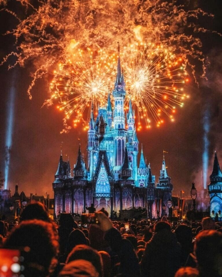 Castelo da Disney iluminado com show de fogos em Orlando à noite.Top 15 destinos nas Américas