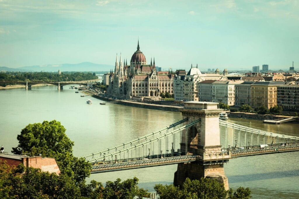 Vista panorâmica do Parlamento de Budapeste e da Ponte Széchenyi sobre o Rio Danúbio.