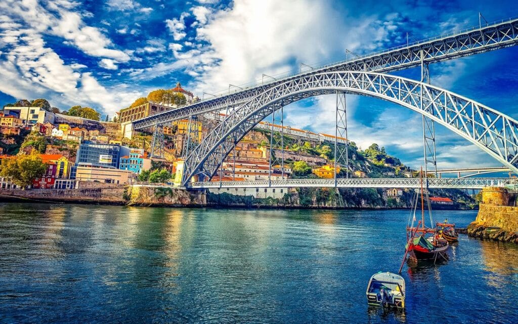 Ponte Dom Luís I sobre o Rio Douro no Porto.