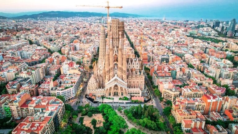 Vista aérea da Sagrada Família cercada pelos quarteirões de Barcelona.