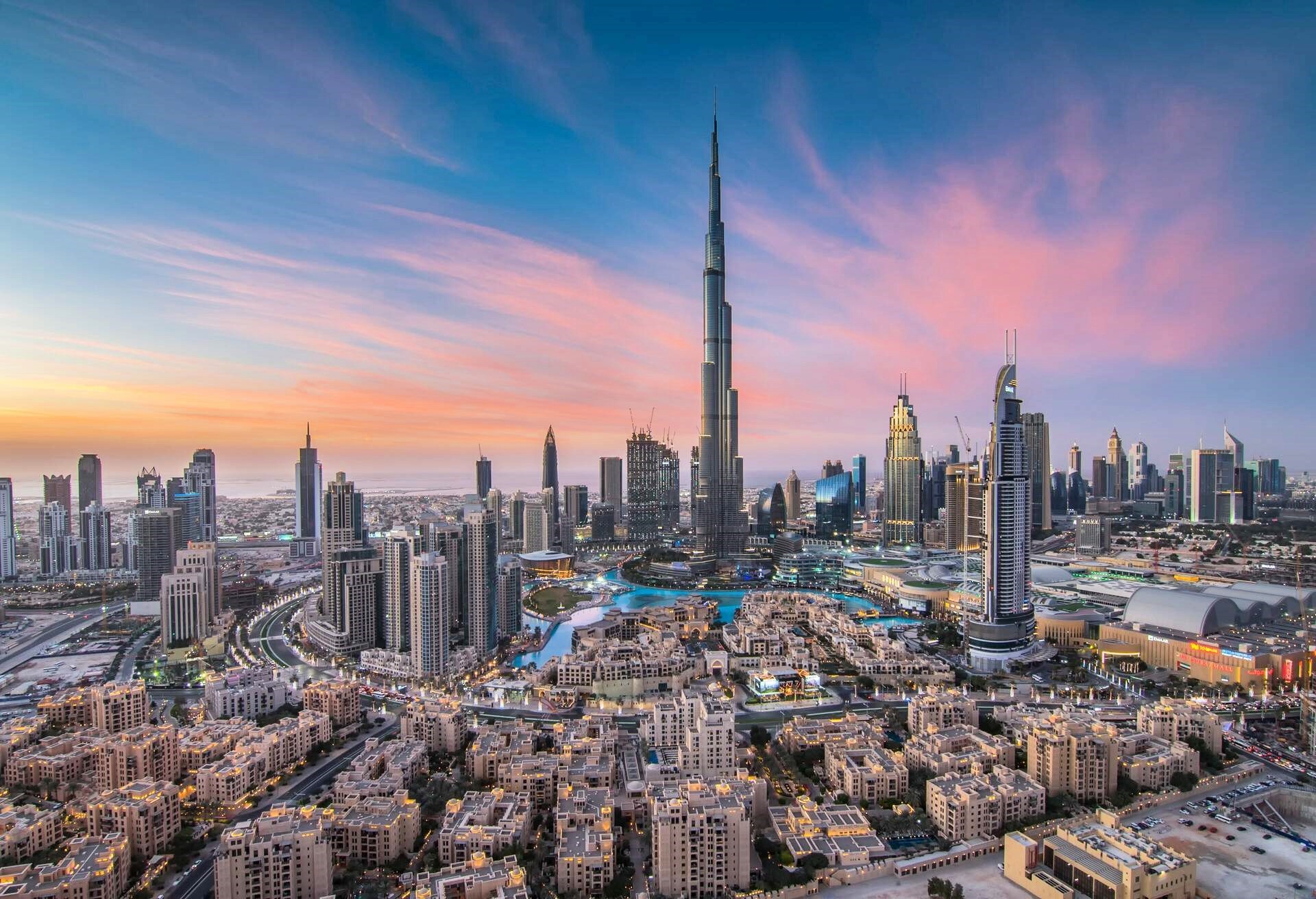 Vista panorâmica do skyline de Dubai com o Burj Khalifa ao entardecer.