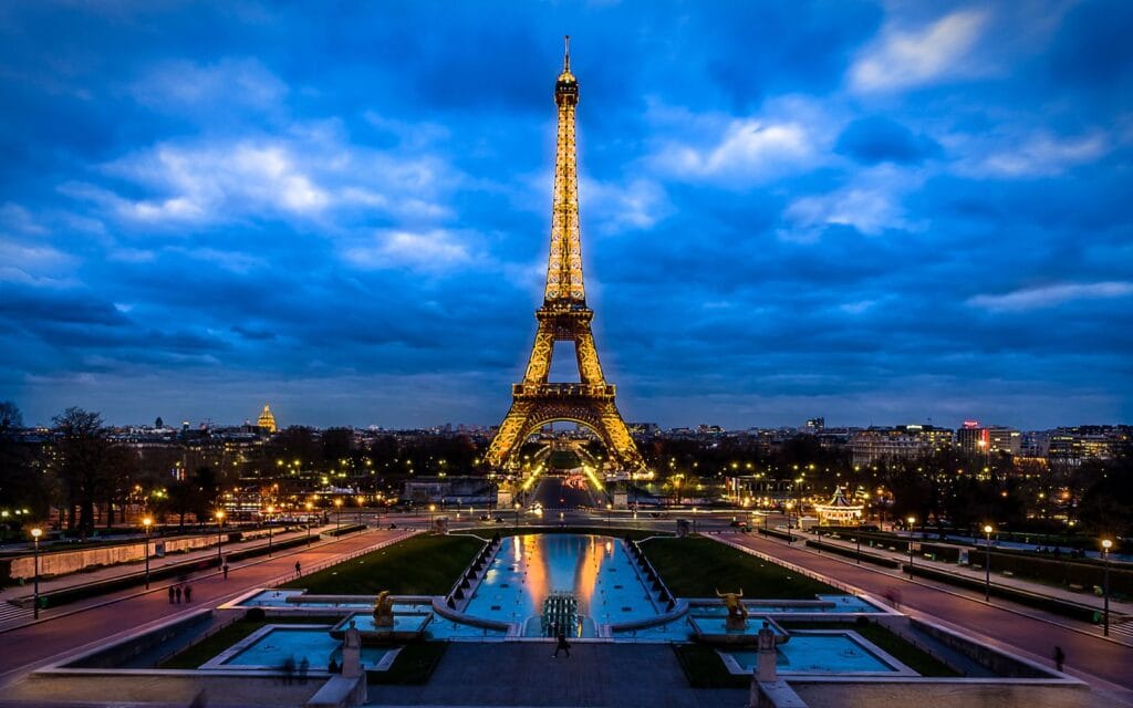 Torre Eiffel iluminada à noite vista de Trocadéro. Destinos Europeus Mais Buscados.