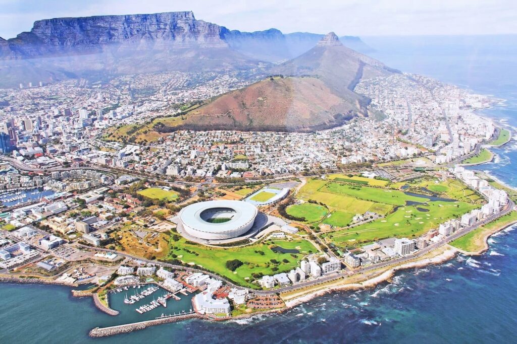 Vista aérea da Cidade do Cabo com o Estádio Green Point e a Table Mountain.