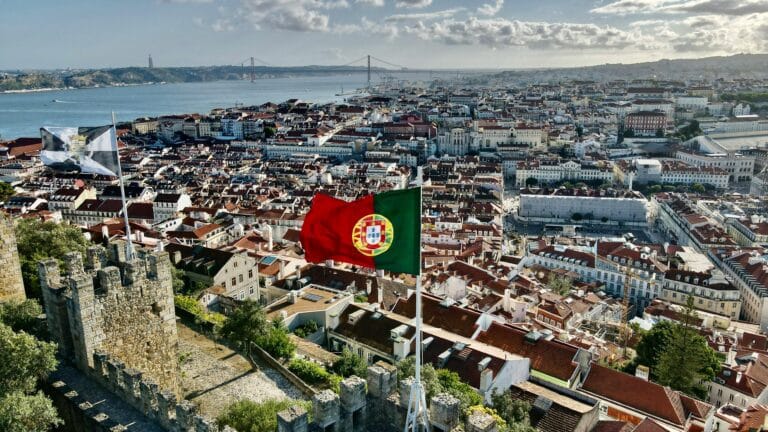 Vista aérea de Lisboa com Castelo de São Jorge e Ponte 25 de Abril.