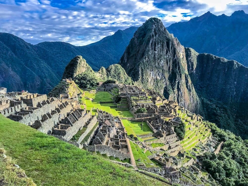 Vista ampla de Machu Picchu com as ruínas incas e a montanha Huayna Picchu ao fundo
