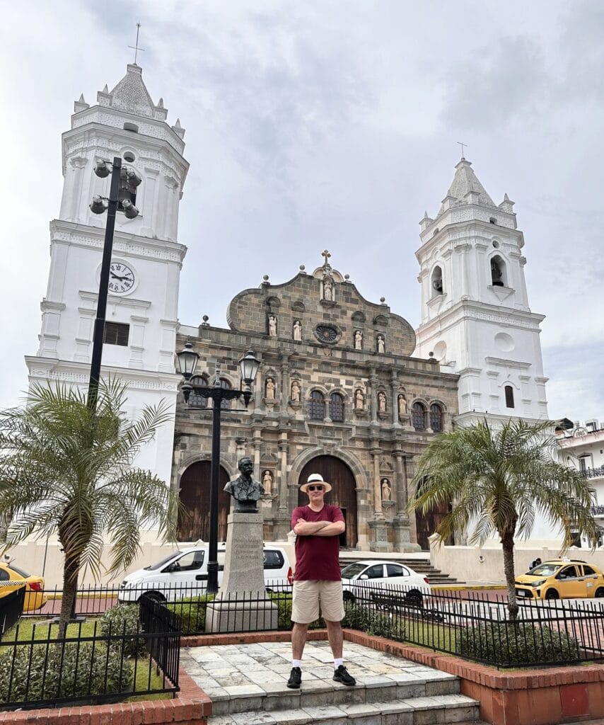Turista posando em frente à Catedral Metropolitana da Cidade do Panamá, no bairro histórico de Casco Viejo