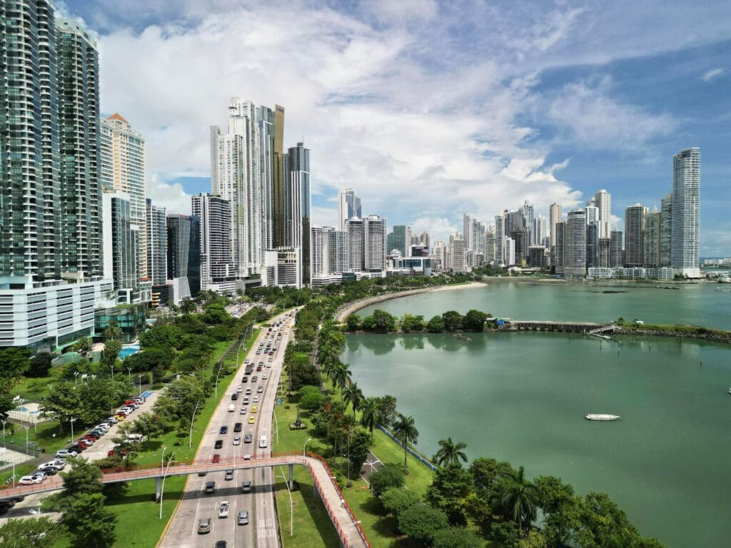 Vista aérea da Cinta Costera, com prédios altos e o mar ao fundo na Cidade do Panamá