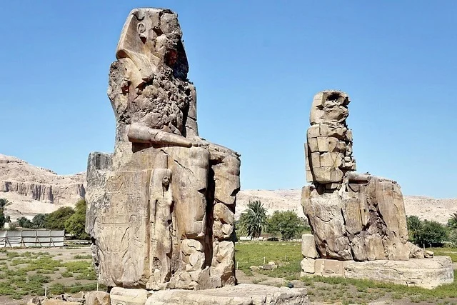 Colossos de Memnon em Luxor, duas gigantescas estátuas do faraó Amenhotep III. Roteiro de 10 dias pelo Egito.