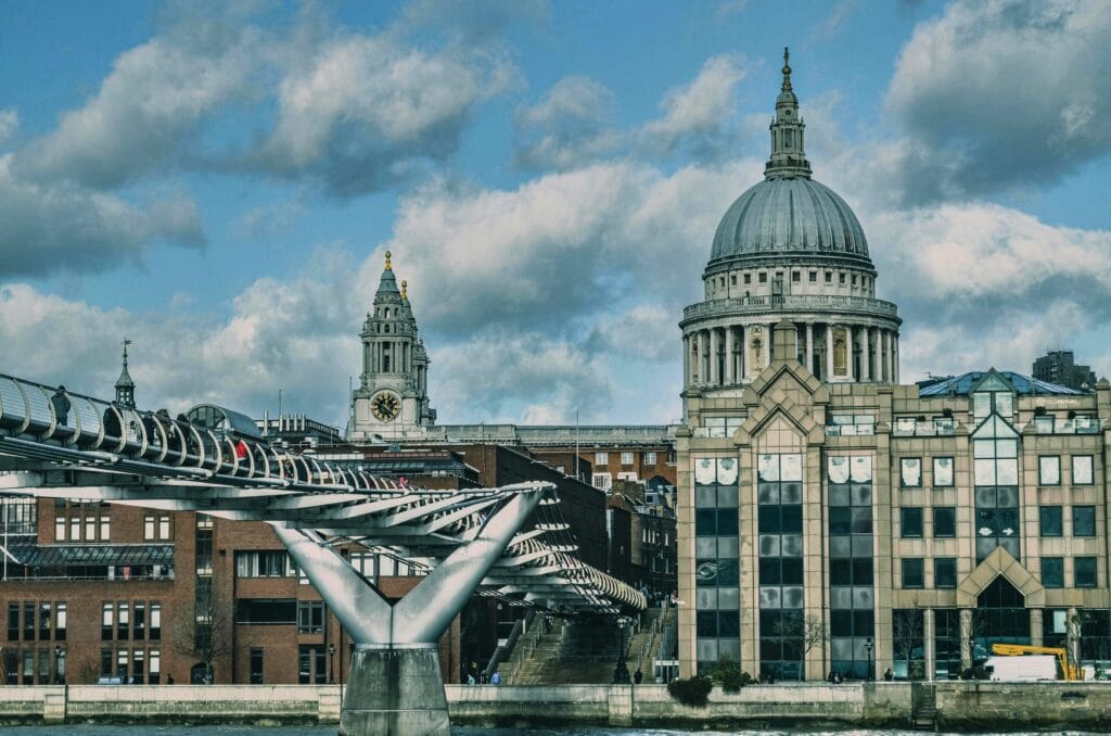 Vista da Millennium Bridge em direção à St. Paul’s Cathedral em Londres