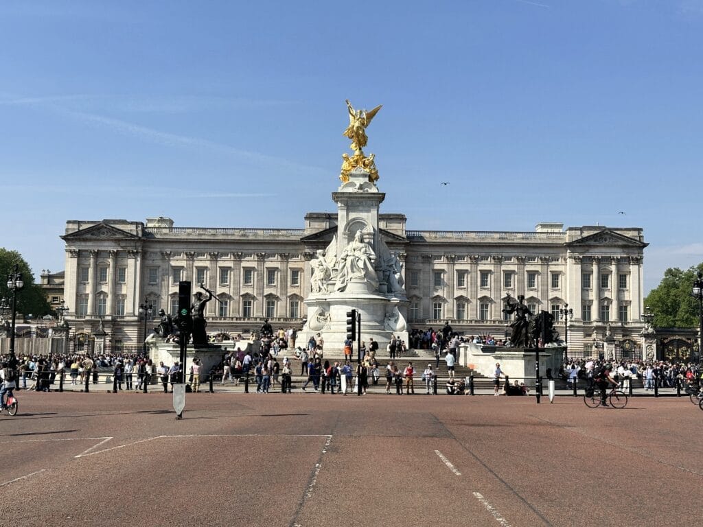 Palácio de Buckingham com o Victoria Memorial durante roteiro por Londres em 3 dias