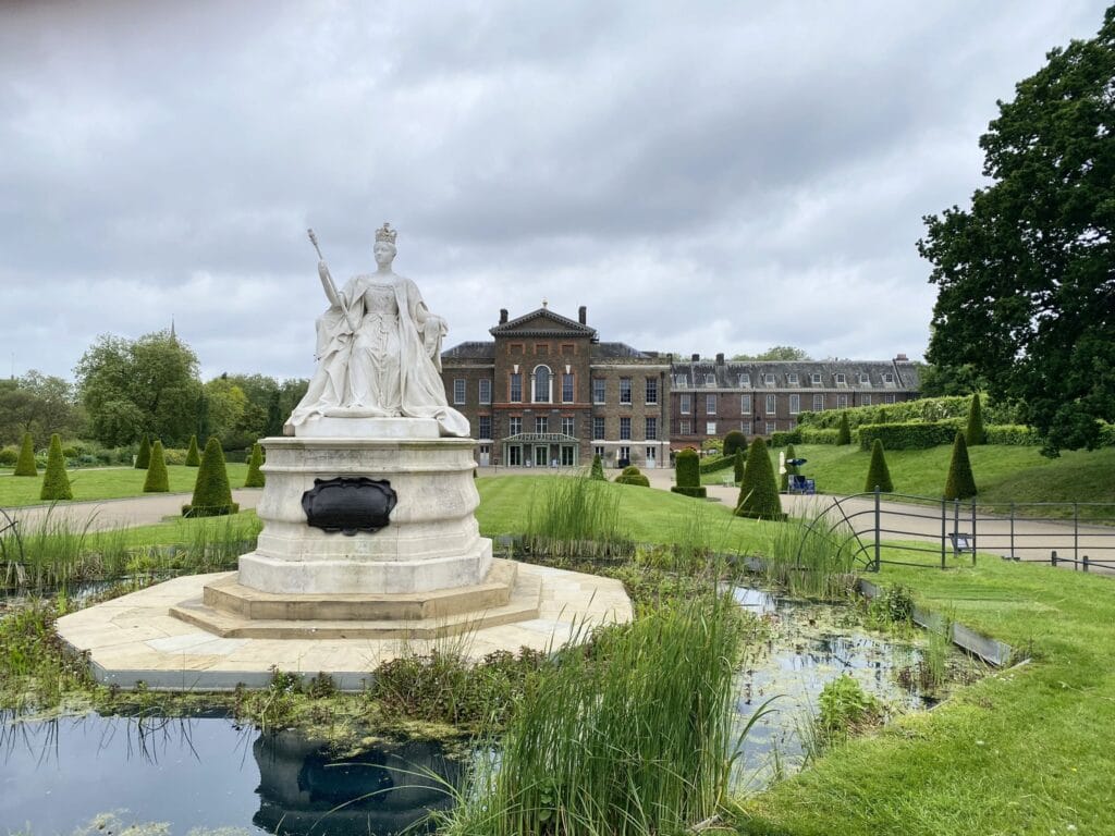 Estátua da Rainha Vitória com o Palácio de Kensington ao fundo em Londres