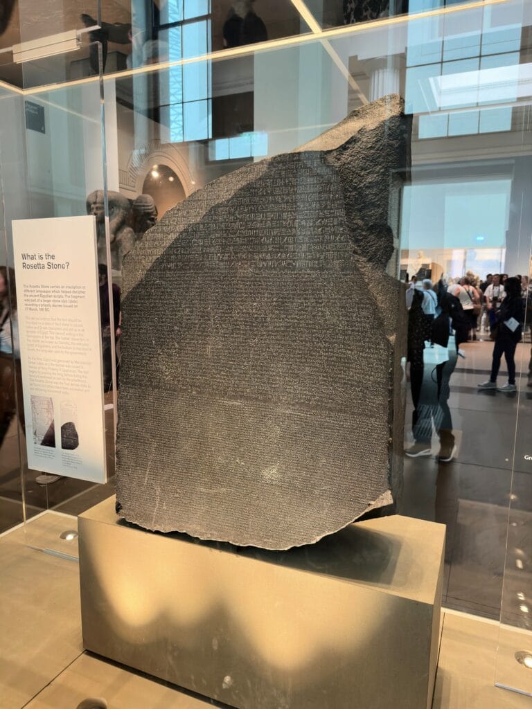Pedra de Roseta em exibição no British Museum, símbolo da decifração dos hieróglifos egípcios