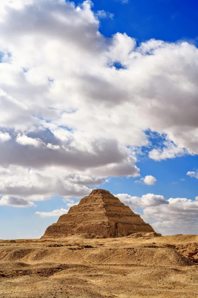 A Pirâmide Escalonada de Djoser em Saqqara, considerada a primeira pirâmide do Egito Antigo. Roteiro de 10 dias pelo Egito.