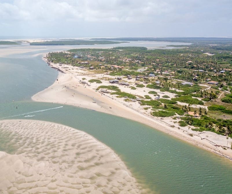Vista aérea da praia de Atins no Maranhão, com o encontro do rio com o mar e a vila ao fundo