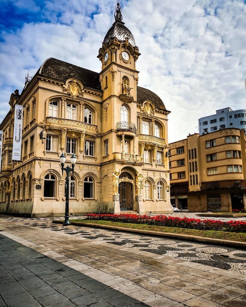 Fachada histórica do Sesc Paço da Liberdade em Curitiba, PR. Passeios imperdíveis Curitiba.