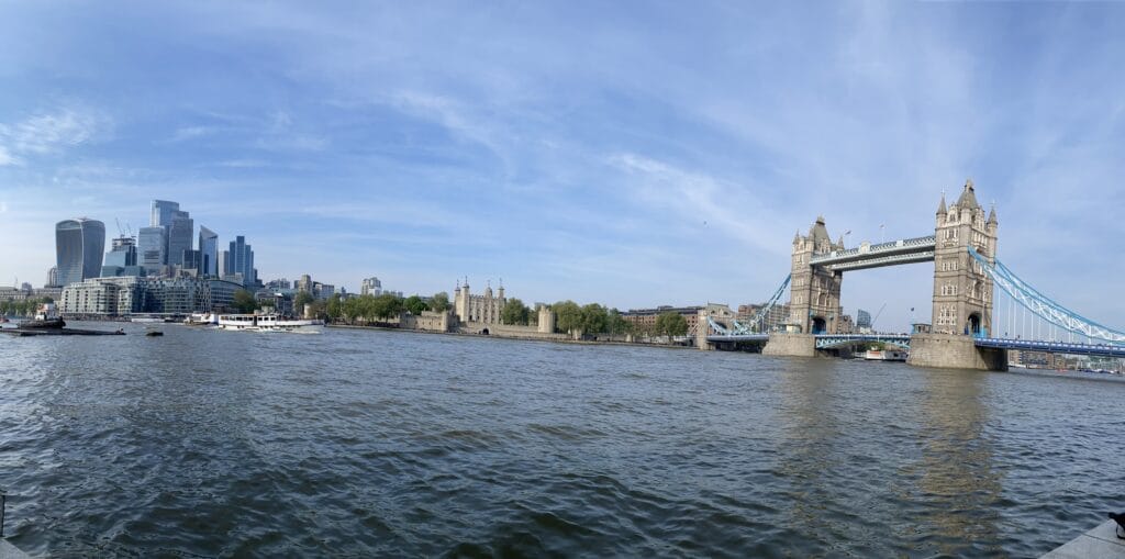 Vista do skyline moderno de Londres com a Torre de Londres e a Tower Bridge no roteiro de 3 dias pela cidade
