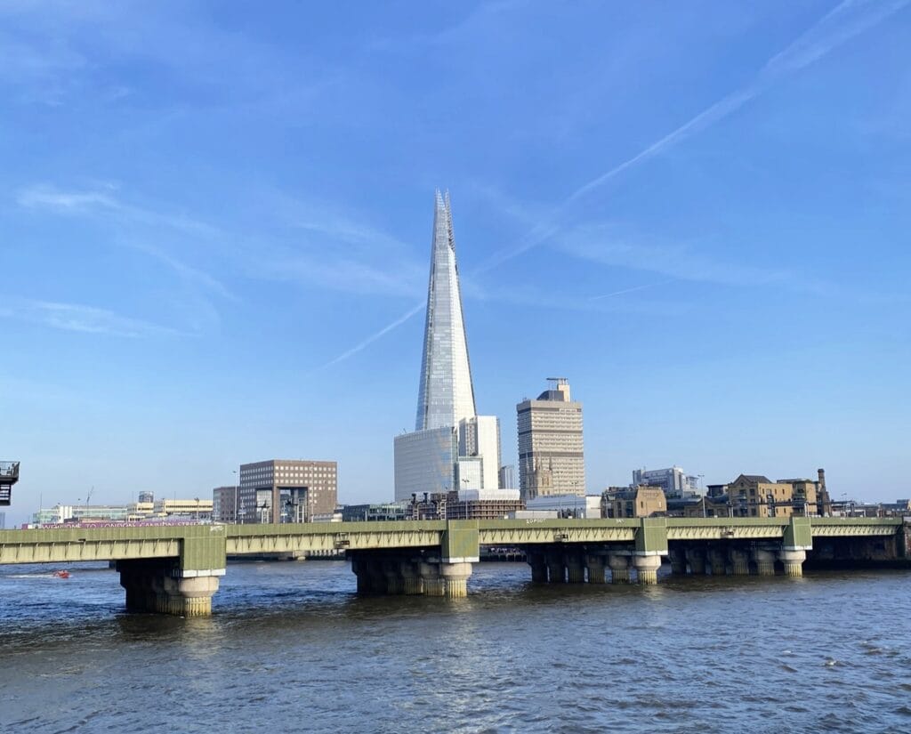 The Shard visto da margem do Tâmisa em um dia claro durante roteiro por Londres em 3 dias