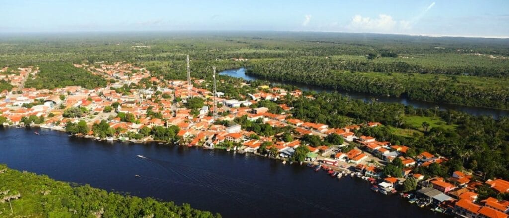 Vista aérea da cidade de Barreirinhas com o Rio Preguiças ao fundo, cercada por vegetação