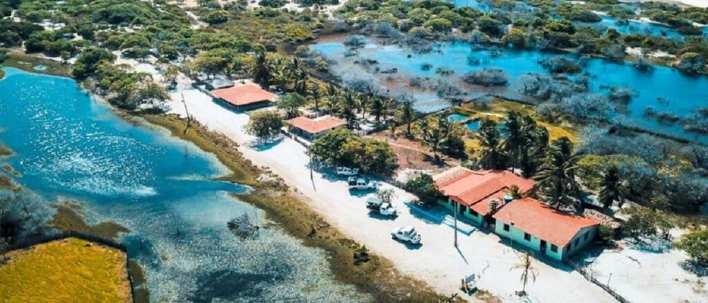 Casas com telhado vermelho cercadas por lagoas e vegetação em Santo Amaro do Maranhão