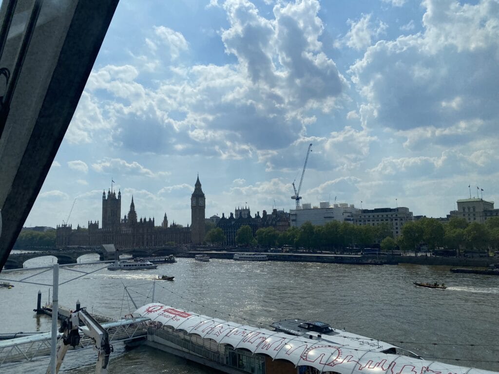 Vista panorâmica do Parlamento Britânico e do Rio Tâmisa a partir da London Eye em Londres