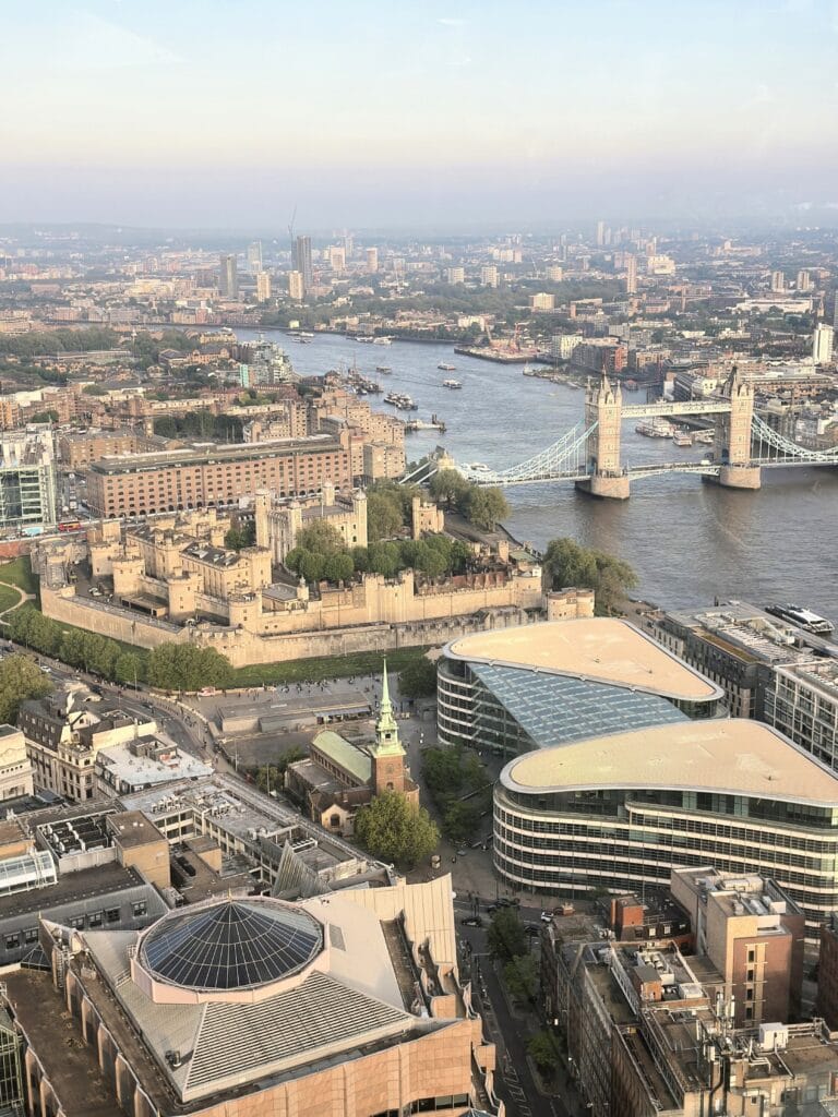 Vista do alto do Sky Garden mostrando a Torre de Londres e a Tower Bridge durante roteiro por Londres em 3 dias