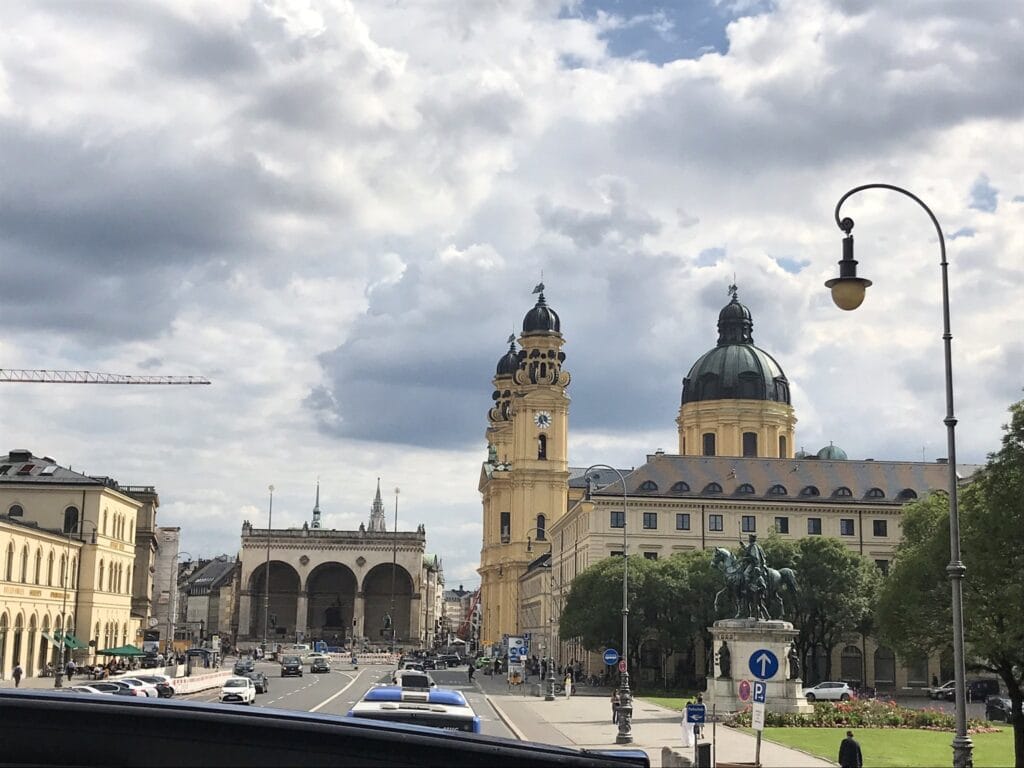 Vista panorâmica da Theatinerkirche e do Feldherrnhalle em Munique, capturada a partir de um ônibus turístico Hop-On Hop-Off. Roteiro de 5 dias em Munique.